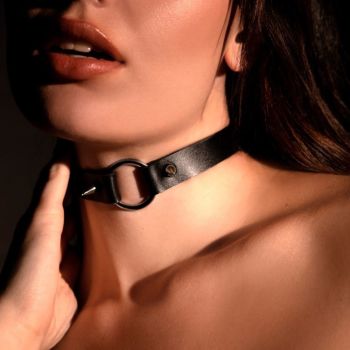 Choker Efeito Couro Tachas
