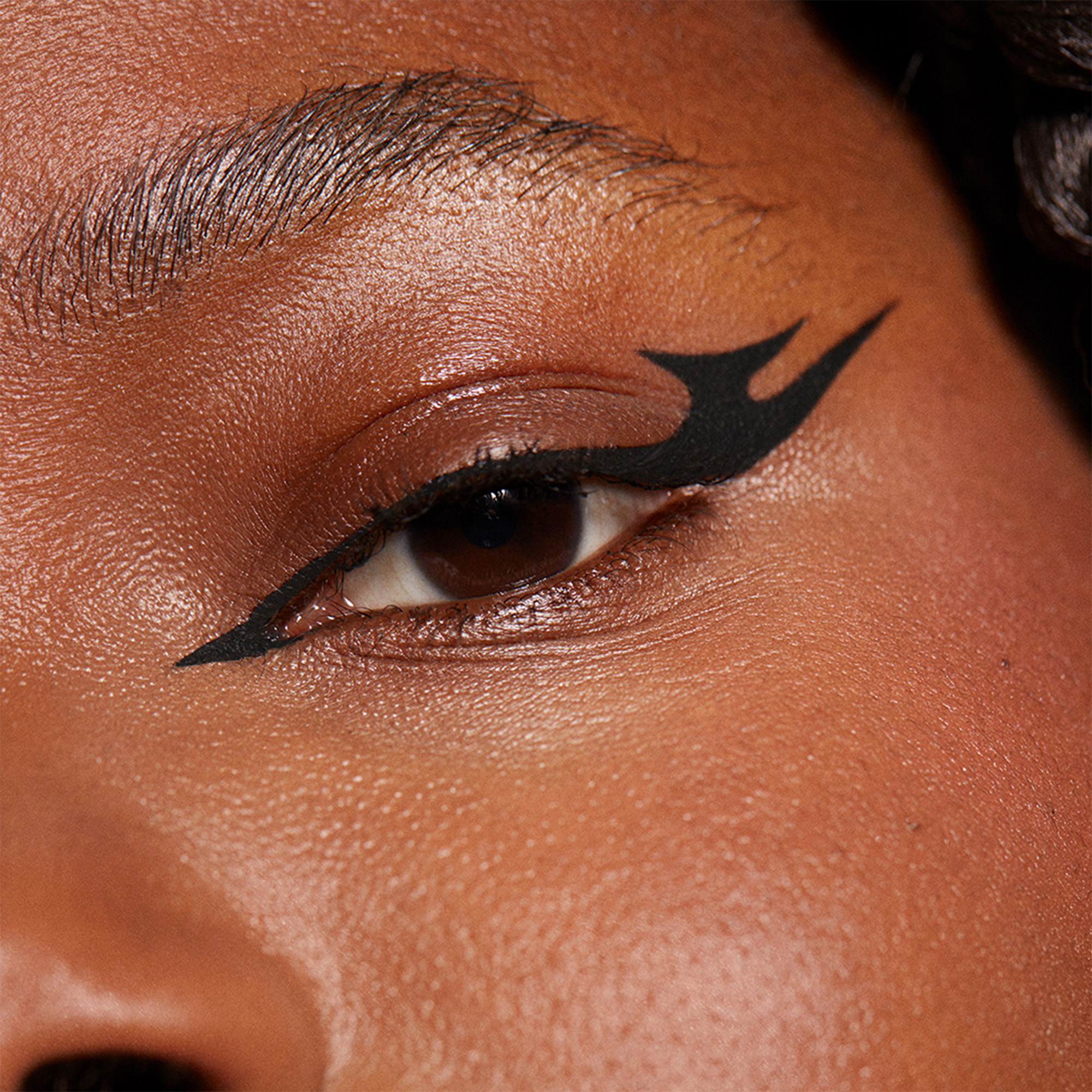 The 24H Pen Eyeliner Delineador de Ojos 24H · detalle 1