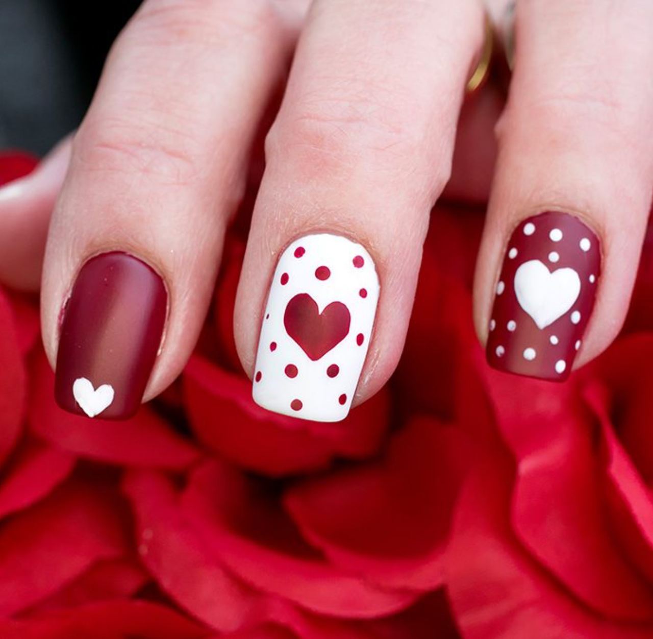 Maquillaje de uñas para San Valentín 2025 con el que deslumbrarás